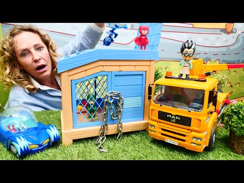 Fun with the Pyjama Heroes - Romeo has locked up Catboy and Gekko - Video with Nicole