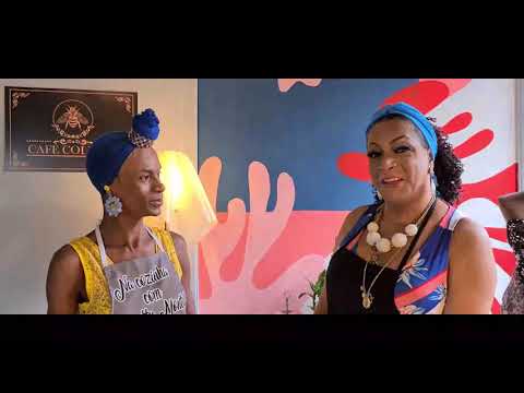 Na cozinha Silvetty Montilla com Brunetty Montilla