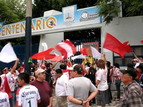 "Comando Rojiblanco - Arribando al Estadio Centenario Morelos - Gataz Mor vs Necaxa" Barra: Comando Rojiblanco &bull; Club: Club Necaxa