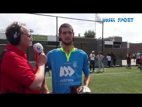 CKC-keeper Perry Heijser neemt eerste Clean Sheettrofee in ontvangst