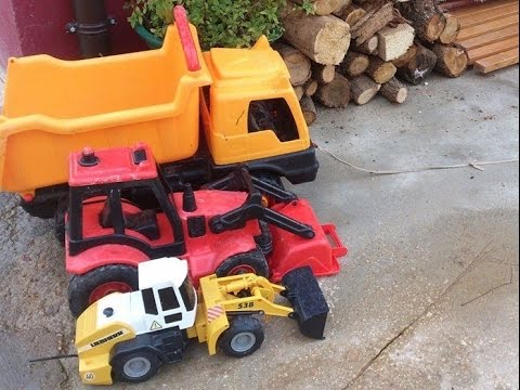 juguetes de construccion niños de obras con barro. truck cat children kids game playing with mud