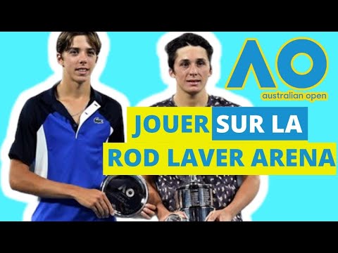 DANS LA CHAMBRE D'ARTHUR CAZAUX AVEC SON TROPHÉE DE L'AO JUNIOR