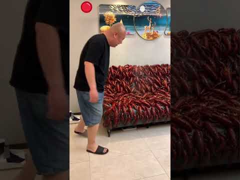 這也太恐怖了吧！怎麼人一下子就被小龍蝦沙發吞沒了😱😱😱 #特效製作請勿當真 #手機特效#劇情需要請勿模仿 #剪映#