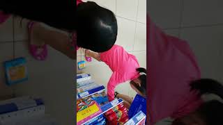 2 chị em đi siêu thị