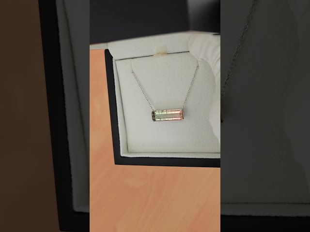 Vídeo relacionado con Crystalline Azuria Mujer 18ct Chapado en Oro Blanco Blanco Zirconia Cubo Juego de joyas Collar Pendientes para Mujer y Niña