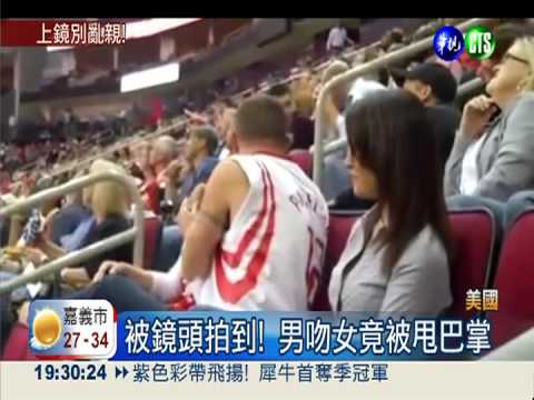 鏡頭掃到就接吻 男親女兩樣情!