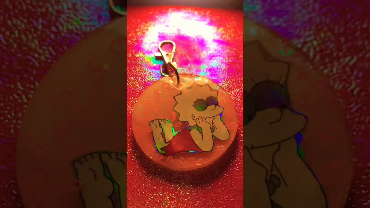 Lisa Simpson 💛 Glow Keychain #shorts #shortsfeed #simpsons #y2k #resinart #resincrafts #shortsvideo