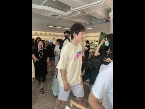 张哲瀚现身深圳宝登源茶店 Zhangzhehan Made His First Public Appearance at BaoDengYuan Tea Shop