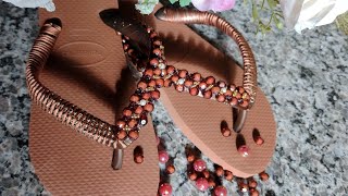 Chinelo bordado com prolas e strass no tom  marrom com dourado