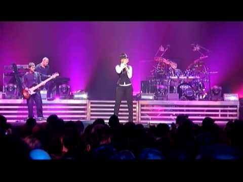 Laura Pausini - Medley: Che Bene Mi Fai, Fidati Di Me...(Live in Paris 05)