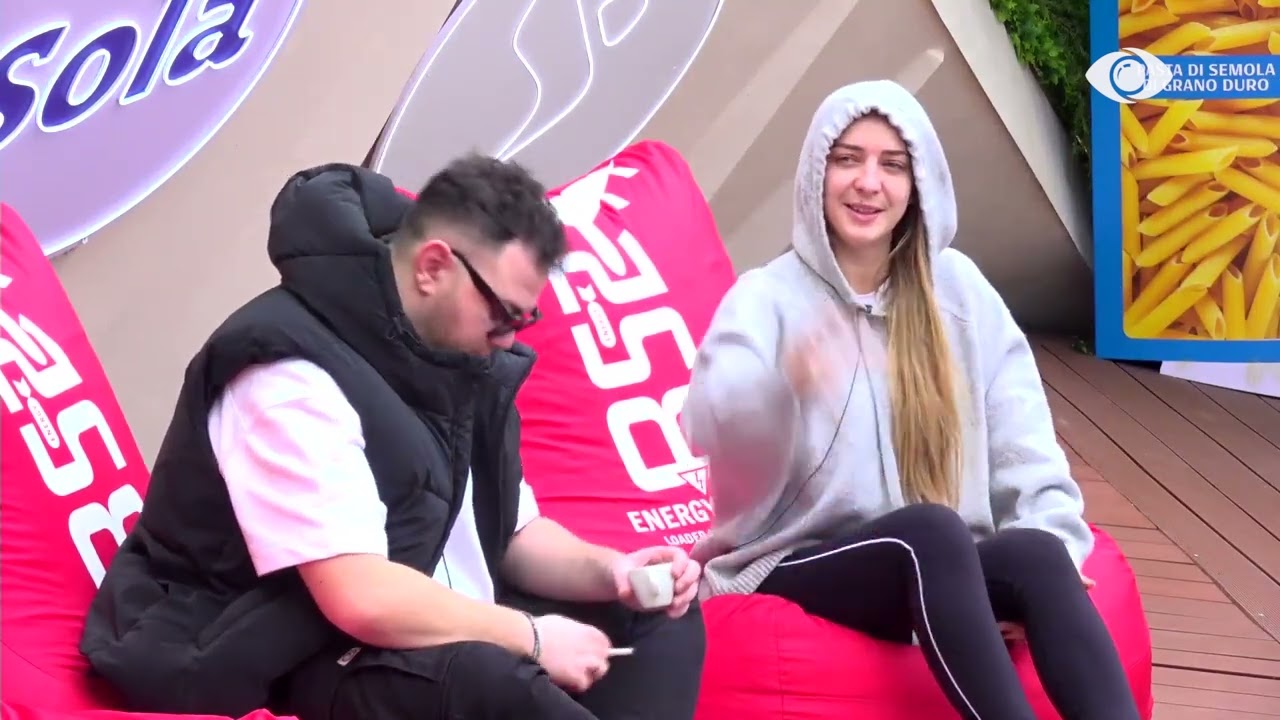 Gjerdanin e dashurisë…/ Marko, Arditi dhe Juela këndojnë në oborr