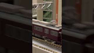 高架線ですれ違う阪急電車