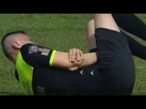 |INSOLITO| Un árbitro sufre una dura LESION en un partido de fútbol y se vuelve VIRAL | VIDEO 2021 |
