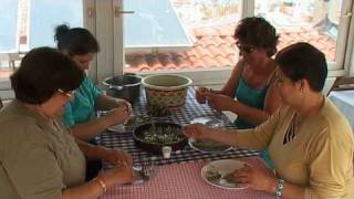 preview picture of video 'Turkey 11 - Bozcaada - part 3 - how to make dolmas'