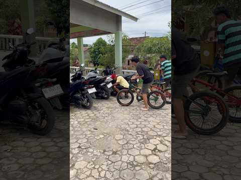 Kalian kalo main speda sm temen kalian, suka pamer pentil sepeda kalian juga ga #shorts #lucu #kocak