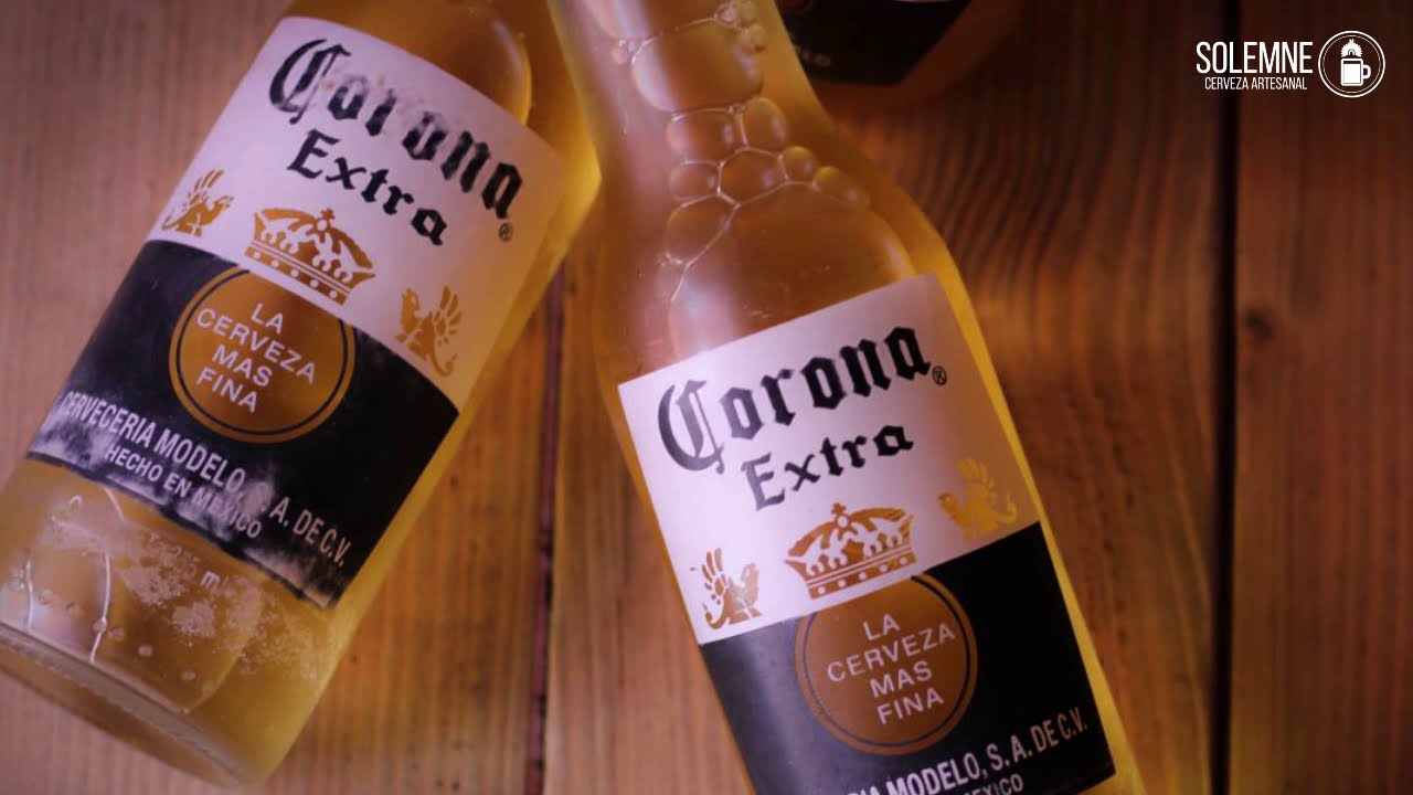 ¿Por qué la cerveza Corona usa botellas transparentes