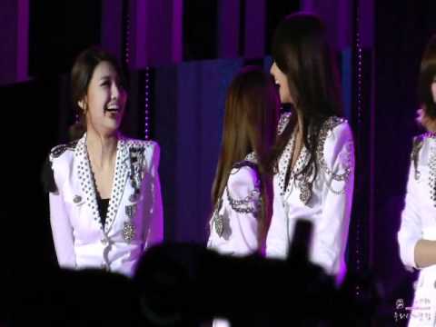 YoonSicShiDae#234[Yoona & Jessica at 111003 Hallyu Dream Concert]
