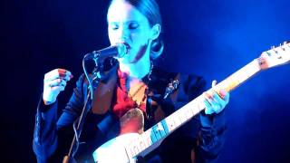 Anna Calvi - First We Kiss (Sesto al Reghena, Italy 2011-07-20)