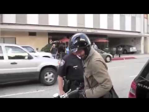 Keanu Reeves Talking To A Police Officer 7th October 2011 12 07