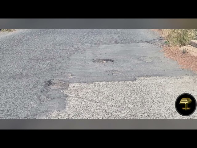 Lamentable estado de la carretera de  Sardina con la playa de Bocabarranco