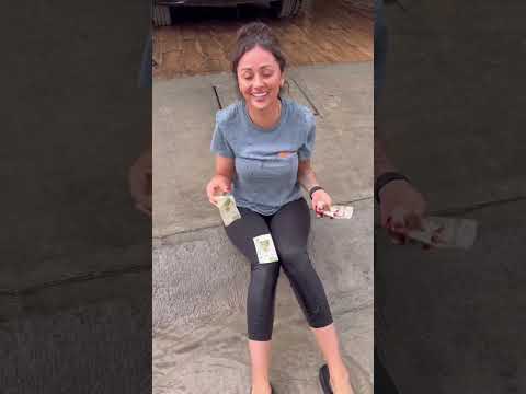 Okey . Estaba sentada afuera de mi casa ,pensaba grabar un video bajo la lluvia, y de repente, bille