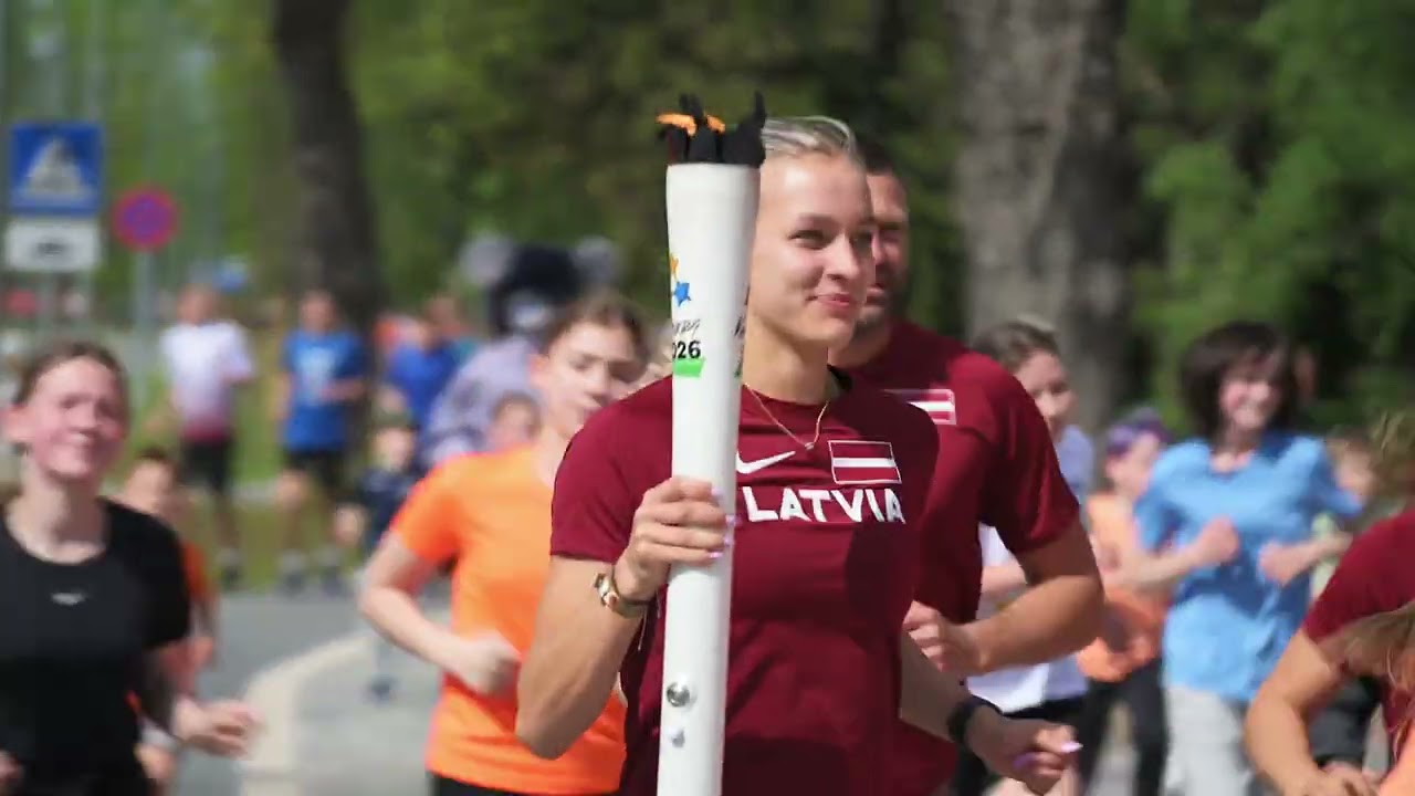 Video: Siguldā sagaidīta Latvijas Jaunatnes olimpiādes lāpa