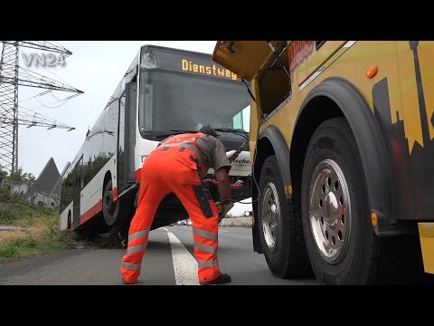 13.08.2019 - VN24 - bus pierced by guard rail - interesting recovery