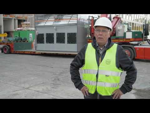 Twee duurzaam kunststof luchtbehandelingskasten 206 meter de lucht.  Zalmhaventoren Rotterdam.