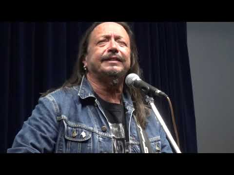 Koncert a křest CD Nebesák kapely Obejváci a hosté na sále ve Zbytinách.