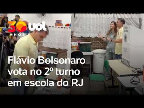 Flávio Bolsonaro, candidato à Presidência, vota no 2º turno em escola do Rio de Janeiro