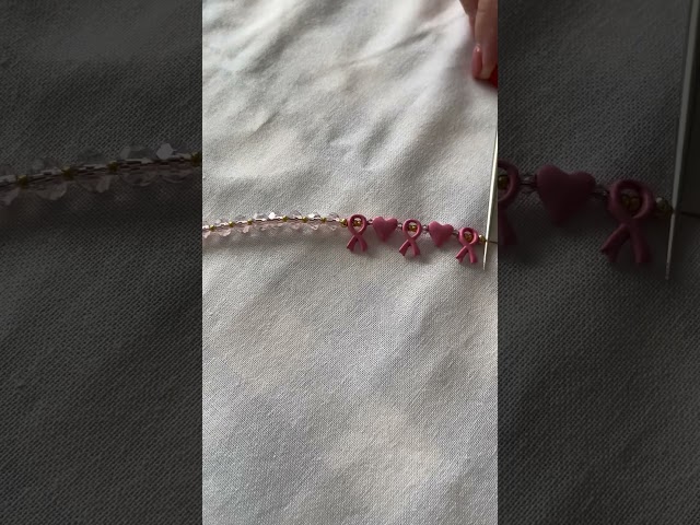 Vídeo relacionado con DUESI 30 colgantes de cinta rosa/morada/roja, encantos de conciencia del cáncer de mama para hacer joyas y accesorios de bricolaje