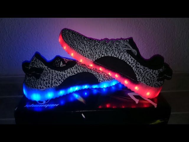Vídeo relacionado con Shinmax Zapatillas con luz LED, zapatillas luminosas de fibra óptica con carga USB, zapatillas intermitentes para hombres y mujeres, bailes, festivales, fiestas de Navidad y Halloween, White, 41 1/3