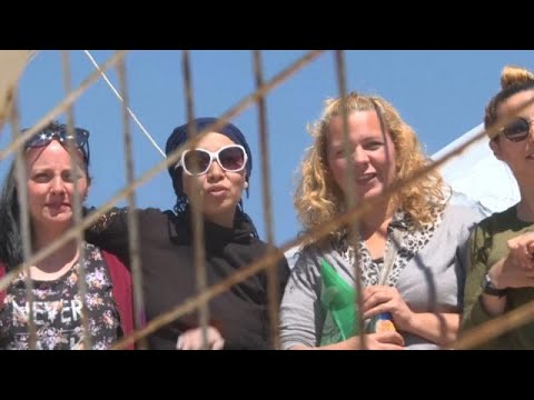 "On veut rentrer en France" : l'appel des femmes de djihadistes retenues avec des enfants en Syrie