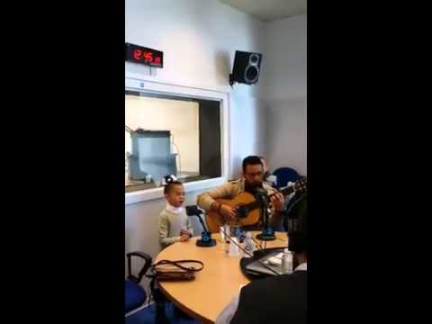 Carta a los reyes magos,cantado por una niña.