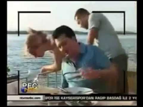 Vedat Milör'ün Telefonu Suya Düşüyor ve Yemeğe Devam Ediyor