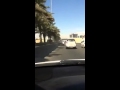 فيديو: شاب يصور سيارة تسير