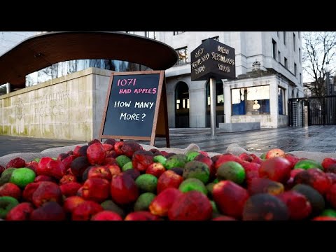 ألف "تفاحة فاسدة" خارج مقر شرطة لندن احتجاجا على العنف ضد المرأة…