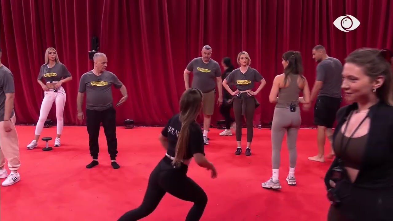 Banorët vijojnë stërvitjen në arenë