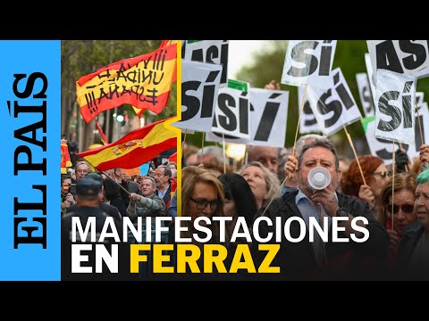 ESPAÑA | Decenas de personas se manifiestan en Ferraz en contra y a favor de Sánchez | EL PAÍS