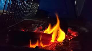 キャンプ　焚き火　夜の火に癒やされる