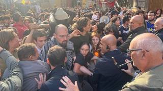 Firenze, tensione tra studenti e polizia sotto le Cappelle Medicee durante il corteo contro Valdi...