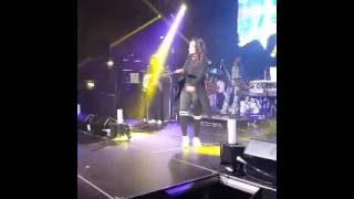 Main Tera Boyfriend - Neha Kakkar LIVE in Auckland - 28 Jul 2017