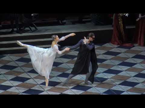 Eva Sergeenkova and Artemy Belyakov in ballet Romeo and Juliet