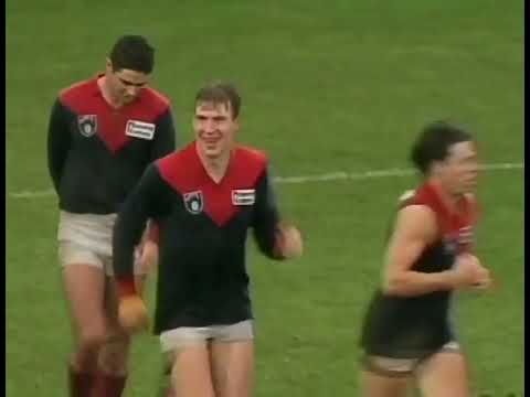 Rod Grinter torpedo pass to Jim Stynes in the goal square - 1993, Rd 14 - Melbourne v St Kilda