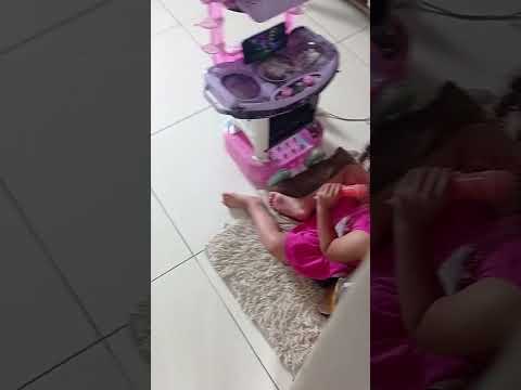 Comendo ice cream 🍨🍦 cafe da manha Maria Fernanda criança de 3 anos