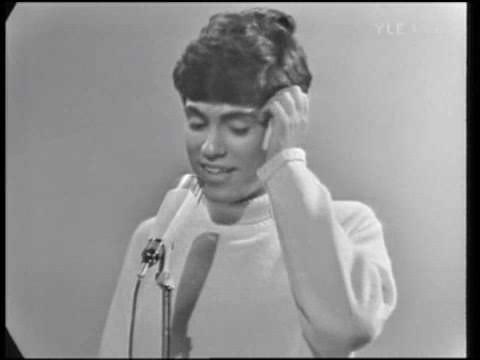 JOHNNY ~ Hyvin menee kuitenkin //  Mä elän yhtä päivää varten (1966) LIVE