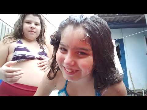 Banho de piscina com minha amiga 