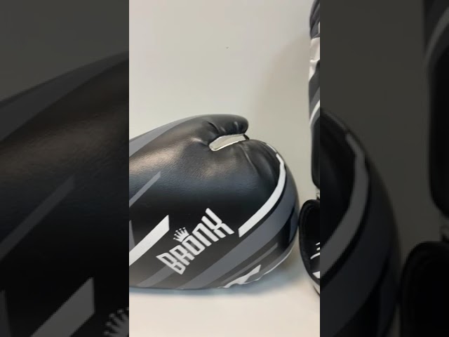 Vídeo relacionado con Weenkeey 2 collar de guantes de boxeo Punk Rock hip hop Fighting glove collar collar colgante deportivo masculino - estilo oro y plata 1