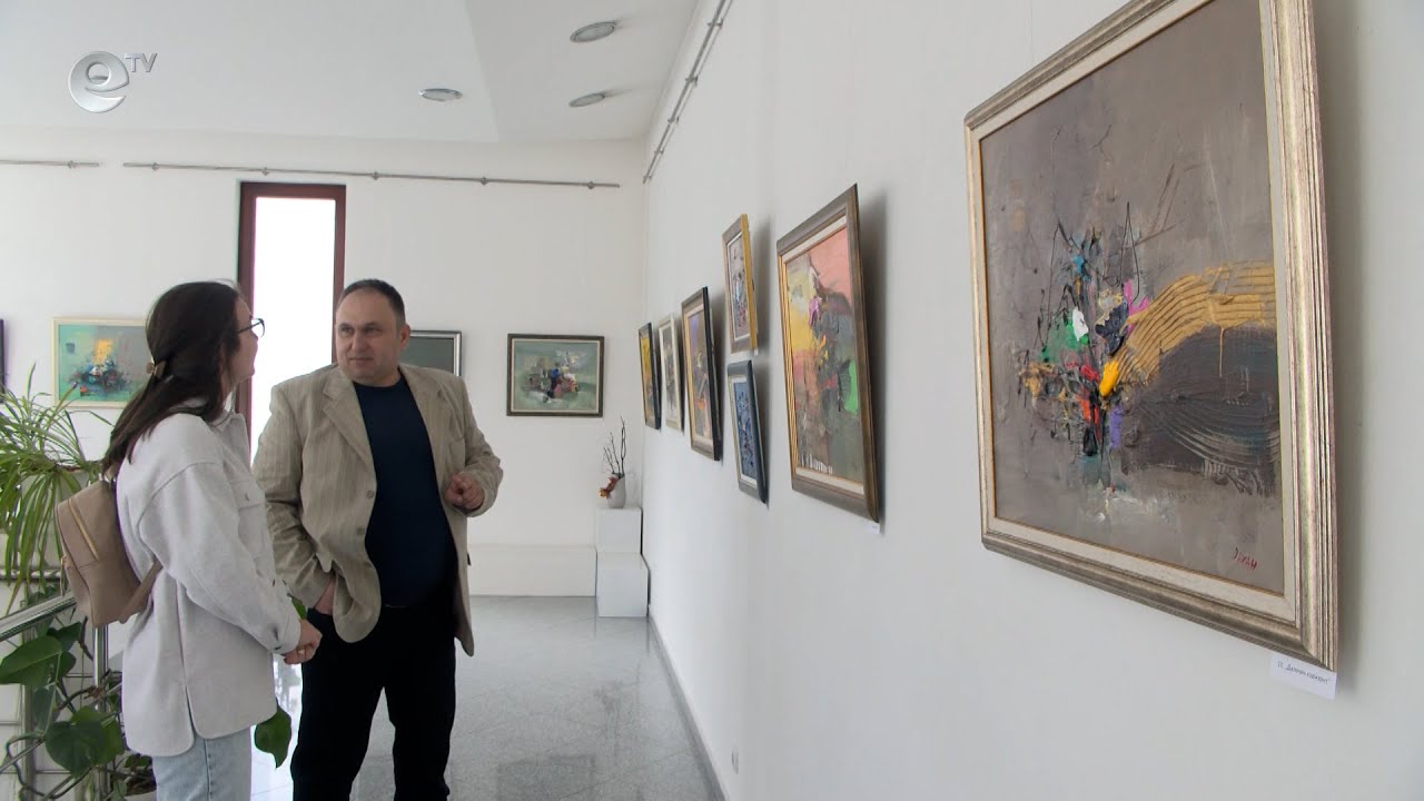 Изложба на 23 абстрактни картини е подредена в ХГ“Форум“ в Хасково.