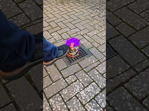 Er kickt einfach meine Batterie um | Feuerwerk richtig zünden! | fireworks safety #shorts #fireworks